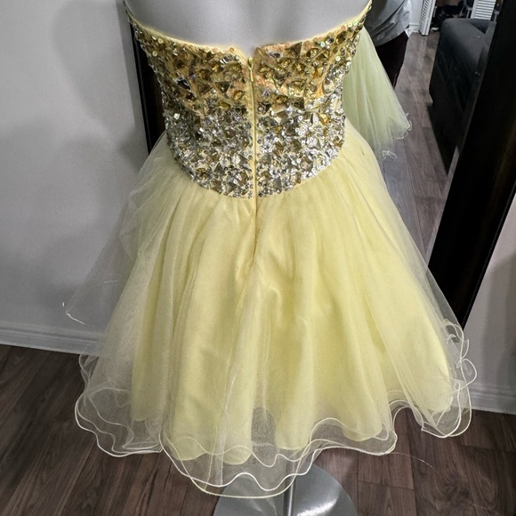 Adorable party/grad dress - Picture 4 of 9